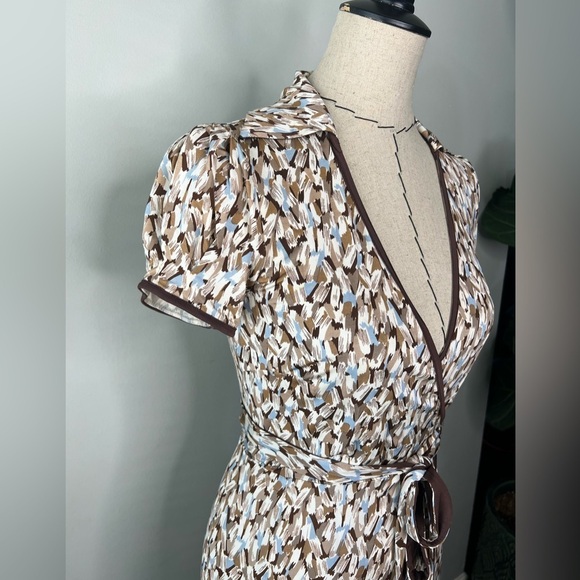 BCBGMaxAzria MIDI Wrap Dress size XS with beautiful modern brush stroke print - Picture 8 of 9